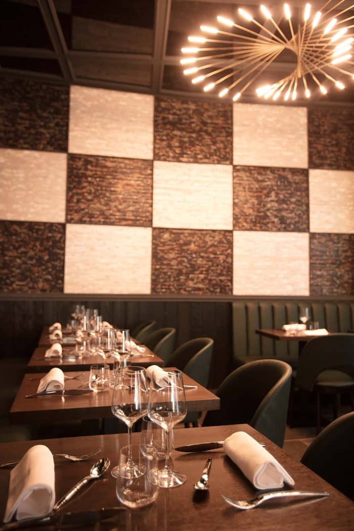 Un cadre chic et élégant pour un diner romantique ou déjeuner d'affaires