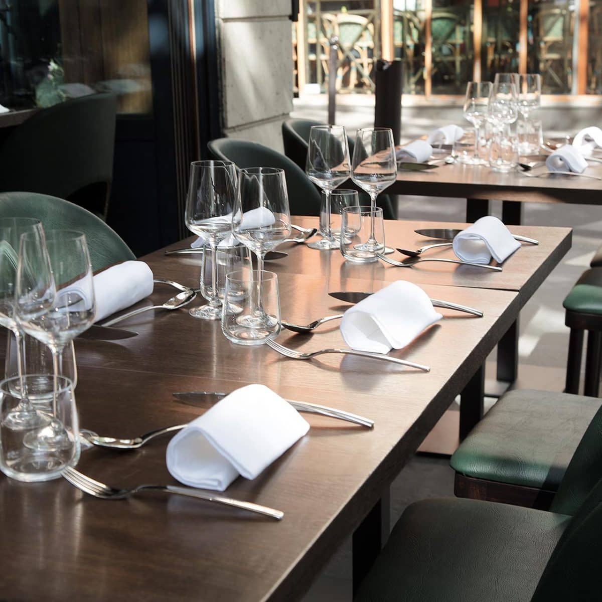 Terrasse du restaurant sur le boulevard Saint Germain, parmi les plus connus de Paris