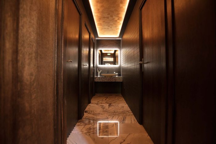 Le restaurant Shiro possède un éclairage tamisé qui vous plonge dans une atmosphère très Parisienne Le restaurant Shiro possède un éclairage tamisé qui vous plonge dans une atmosphère très Parisienne