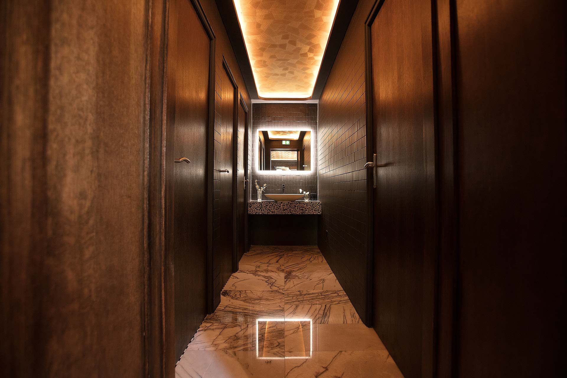 Le restaurant Shiro possède un éclairage tamisé qui vous plonge dans une atmosphère très Parisienne