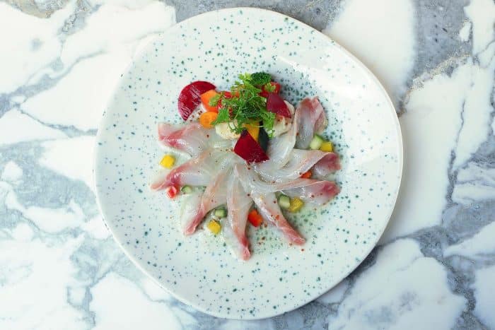 Carpaccio de daurade, Vinaigrette prune et petits légumes