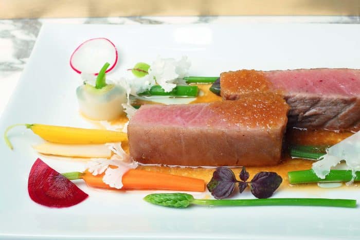 Notre chef surfe sur un équilibre subtils des goûts avec des présentation toujours sophistiquées